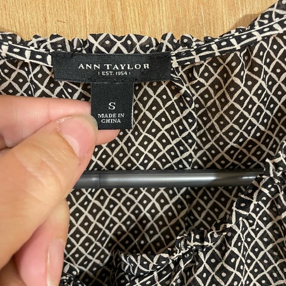 #148- ANN TAYLOR -100% silk blouse - Picture 2 of 4